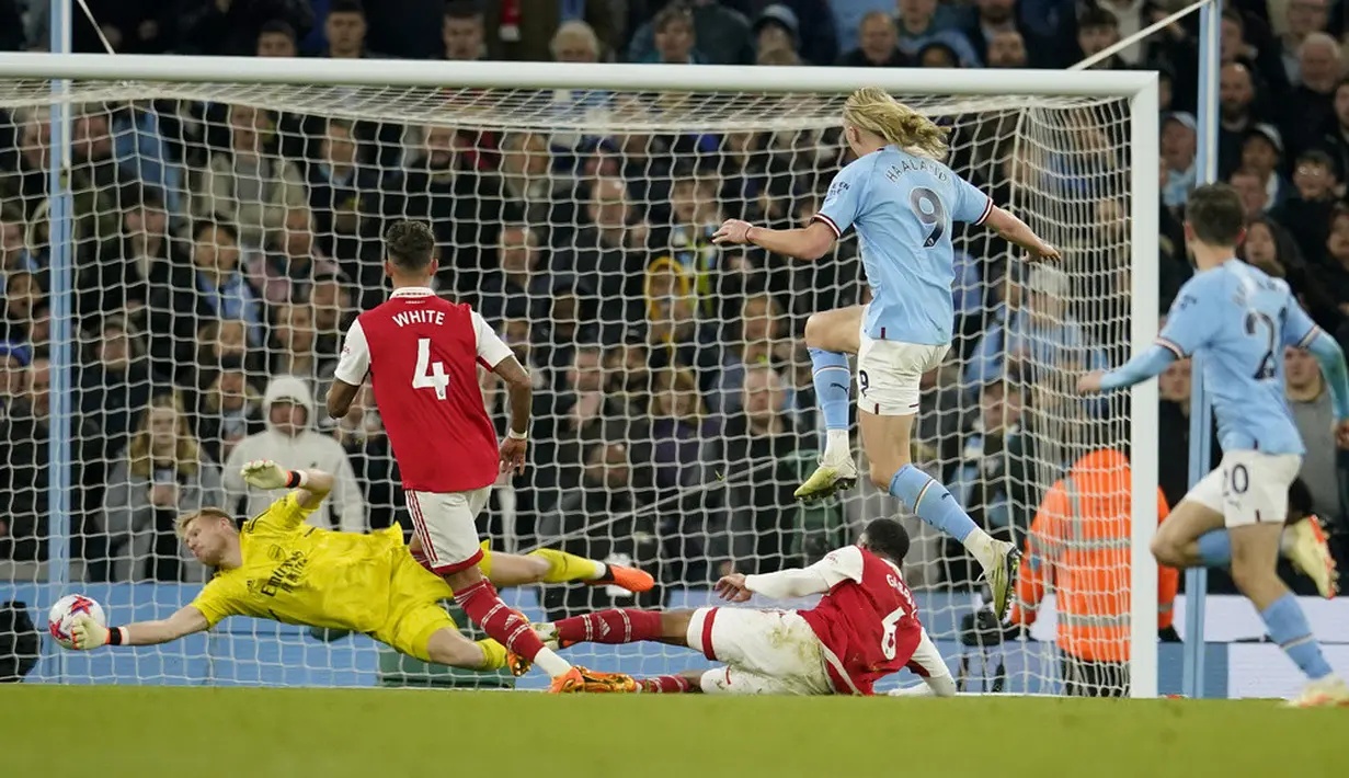 <p>Saat ini Arsenal masih di puncak dengan 75 poin, namun Manchester City cuma tertinggal dua angka. Manchester City juga masih memiliki tabungan dua laga tunda. (AP Photo/Dave Thompson)</p>