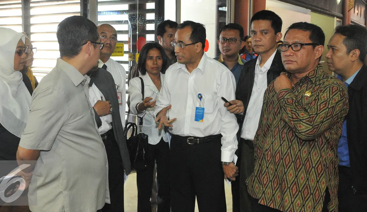 Dirut AP2, Budi Karya Sumadi (tengah) menjawab pertanyaan wartawan di Terminal 2E Bandara Soetta, Tangerang, Senin (6/7/15). Fary meminta Angkasa Pura II melakukan penertiban terhadap aoutlet atau kios liar di dalam Bandara. (Liputan6.com/Herman Zakharia)