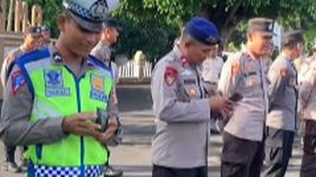 "Setelah memimpin apel, tiba-tiba Kapolres cek dompet anggota," demikian dikutip dari keterangan unggahan pada akun Instagram @abdinegaranews_.