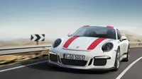 Porsche 911 R jelmaan dari 911 GT3 RS, mobil ini memiliki bobot lebih ringan, stylish da tetap mempertahankan kesan mobil manual. Mobil ini hanya djiual sebanyak 991 unit. (Carbuzz)