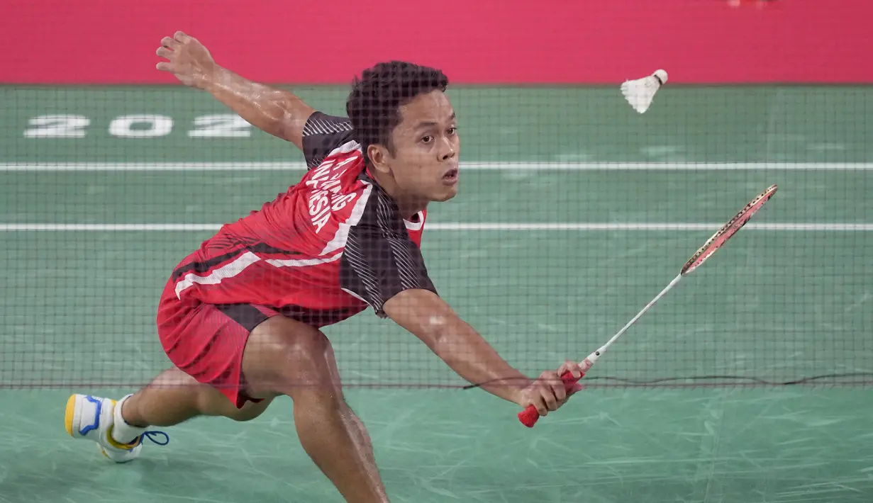 Pebulu tangkis Guatemala Kevin Cordon bertanding melawan Anthony Sinisuka Ginting dari Indonesia pada perebutan medali perunggu badminton tunggal putra Olimpiade Tokyo 2020 di Musashino Forest Sports Plaza, Senin (2/8/2021). Anthony Ginting menang 21-11 dan 21-13. (AP/Dita Alangkara)