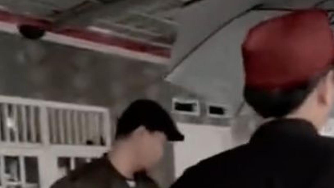 Pemuda Ini Rela Resign dari Kerja, 14 Tahun Rawat Ibunya yang Sakit