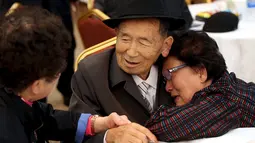 Reaksi Kim Cheol-shik (kanan), warga Korsel saat bertemu keluarganya, Kim Han Shik, warga Korut dalam Reuni Keluarga Terpisah di Mount Kumgang, Korut, Selasa (20/10). (Reuters/Korea Pool)