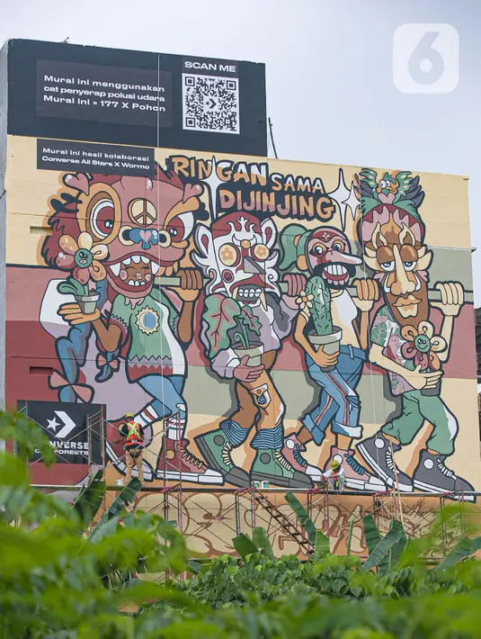 Seniman membuat mural dalam acara Converse City Forest di Fatmawati, Jakarta, Sabtu (6/3/2021). Acara yang digagas di 14 kota di seluruh dunia merupakan ajang kampanye untuk membersihkan udara yang diimplementasikan dengan mural bertema mendobrak batas-kesetaraan ras. (Liputan6.com/Faizal Fanani)