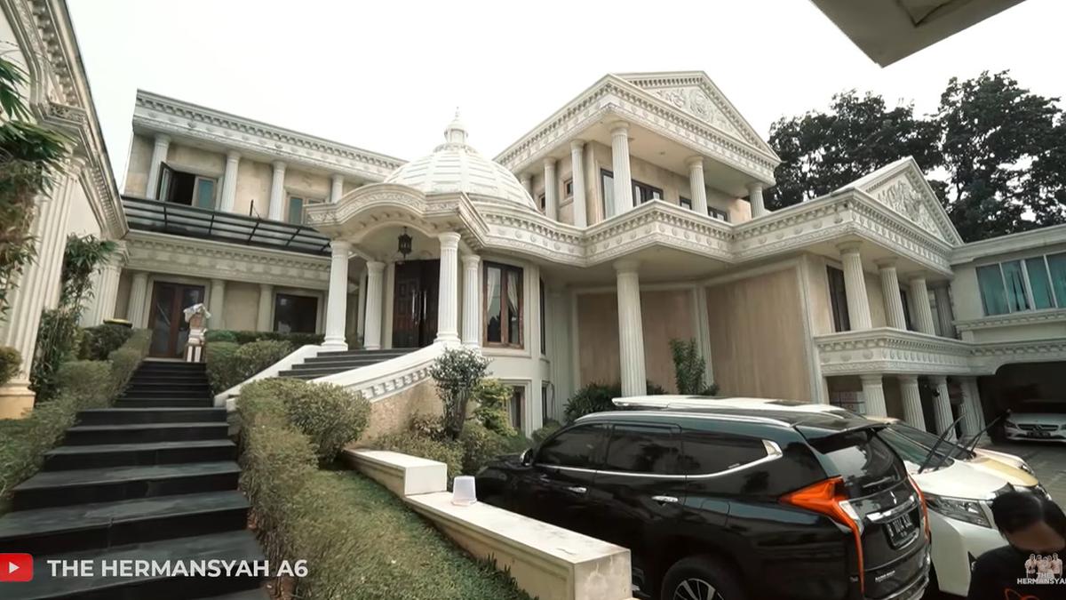 6 Potret Teras 'Istana Cinere' Anang Hermansyah dan Ashanty, Gaya Klasik dengan Pilar Megah