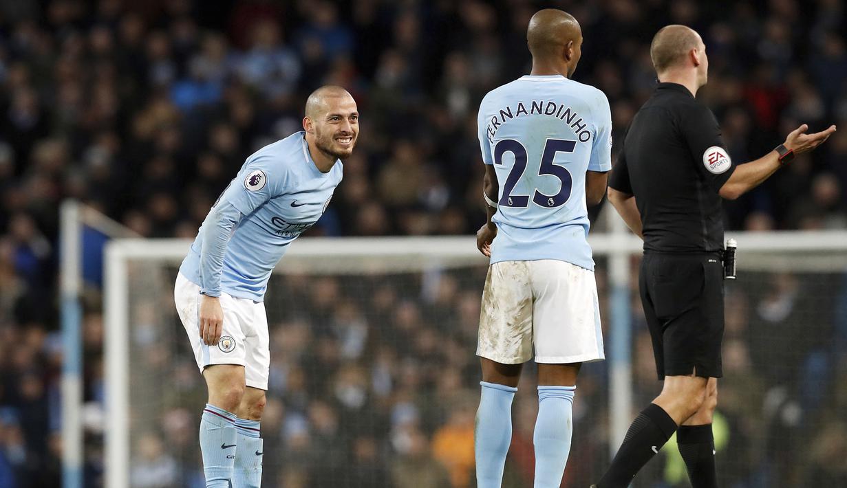Pemain Manchester City, David Silva (kiri) mengalami cedera saat melawan West Bromwich pada lanjutan Premier League di The Etihad Stadium, Manchester, (31/1/2018). Manchester City menang 3-0. (Martin Rickett/PA via AP)