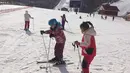 Anak-anak sekolah Korea Utara bersiap untuk bermain ski di resor ski Masik Pass (28/1). Resor ski ini juga sebagai tempat latihan tim ski Korea Utara dan Korea Selatan menjelang Olimpiade Pyeongchang 2018. (AP Photo / Eric Talmadge)