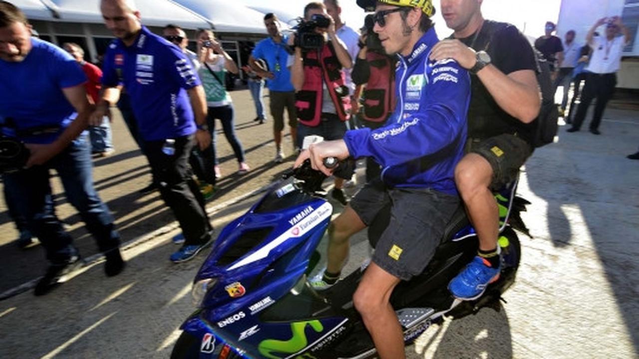 Gaya Rossi dan Marquez pamer motor matic di Valencia