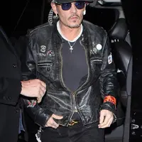 Penampilan Johnny Depp saat menghadiri pesta ulang tahun Lady Gaga pada 28 Maret 2017. (via. Dailymail)