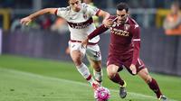  Davide Zappacosta (kanan) berduel dengan Giacomo Bonaventura. (EPA/ALESSANDRO DI MARCO)