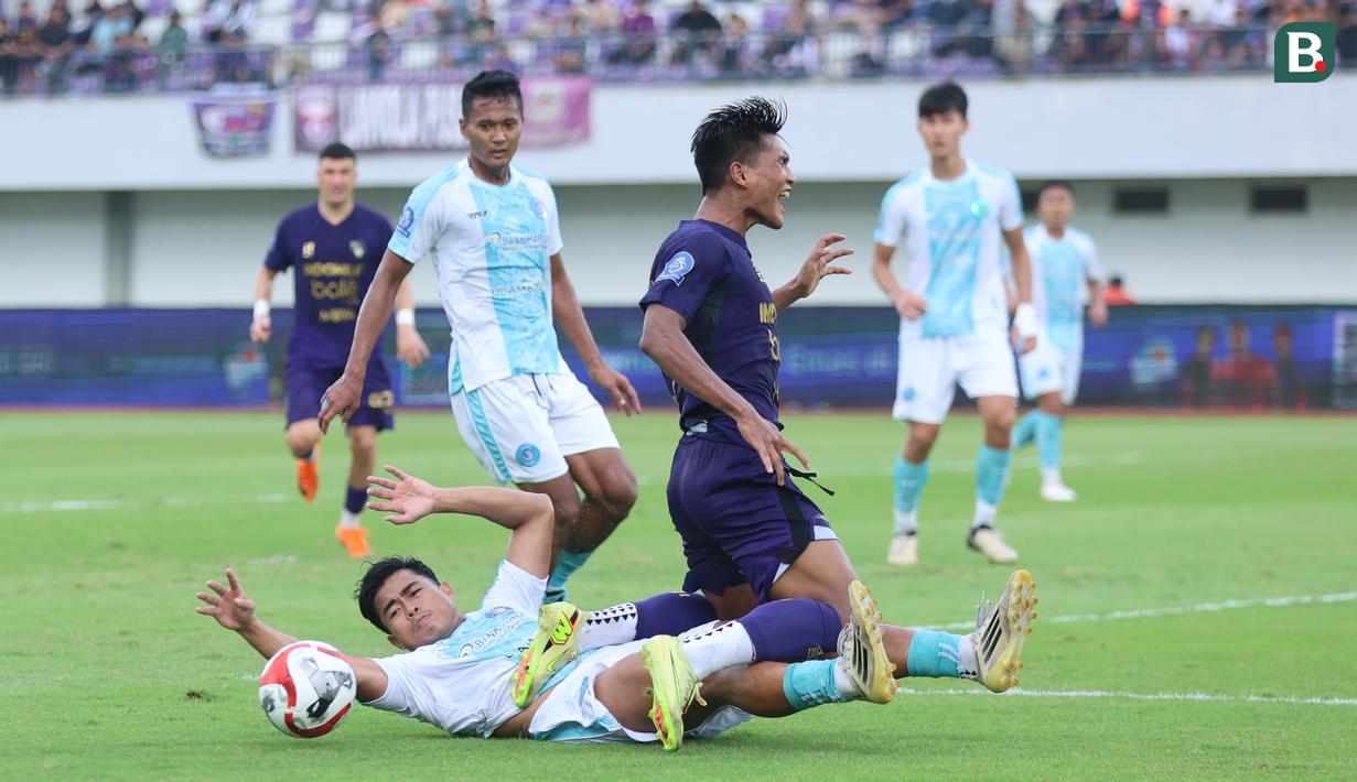 Pemain Persita Tangerang, Ahmad Nur Hadianto (tengah) terjatuh saat berebut bola dengan pemain PSBS Biak dalam laga BRI Super League 2025/2026 di Indomilk Arena, Tangerang, Banten, Senin (16/02/2026). (Bola.com/M Iqbal Ichsan)