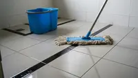 7 Cara Mencuci Kain Pel Hitam dengan Bahan Sederhana, Bersih dan Anti Ribet