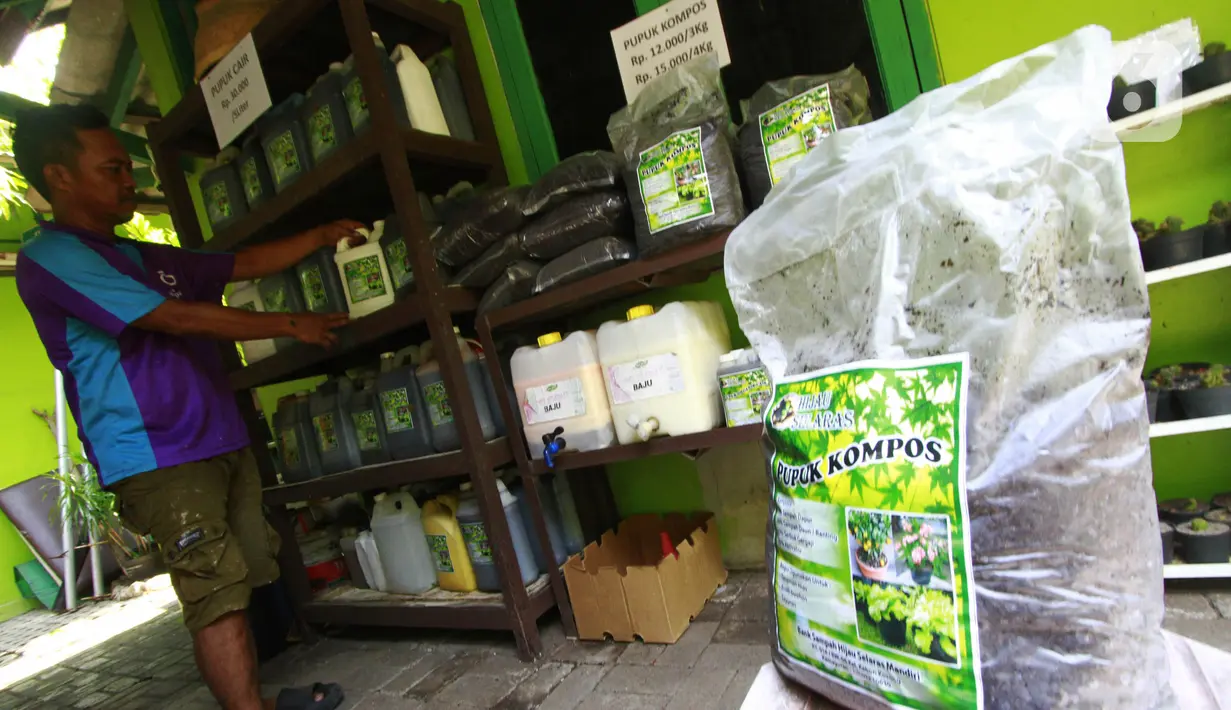 Nantinya, hasil pengolahan akan dikembalikan untuk kepentingan masyarakat, seperti menjadi pembuatan pupuk kompos, kerajinan tas jinjing, dan lain sebagainya. (Liputan6.com/Angga Yuniar)