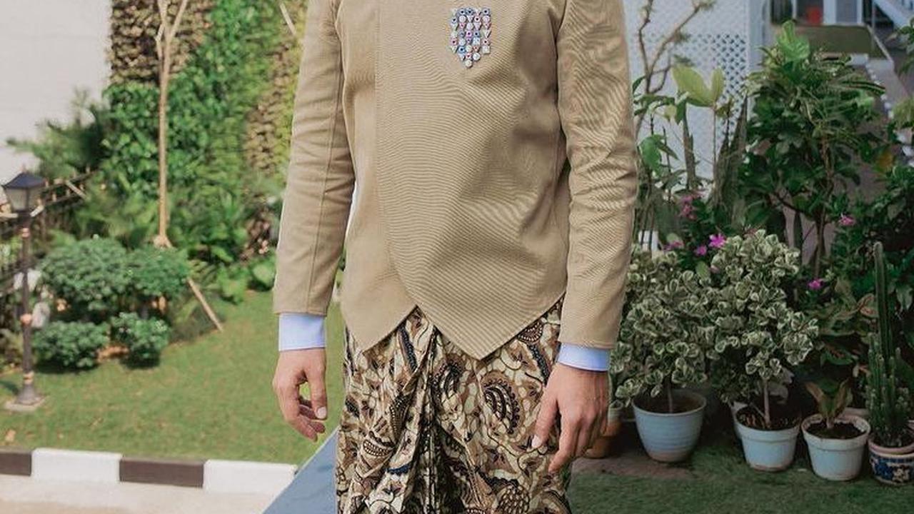 Tak ketinggalan, aktor tampan Nicholas Saputra memenuhi undangan kepresidenan dengan busana adat Jawa. Bak pangeran Jawa, pemeran Rangga di AADC ini terlihat sangat gagah dan berwibawa.