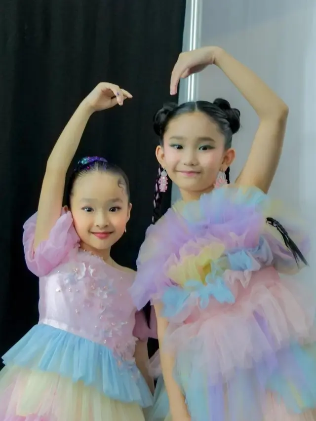 Bilqis dan Thalia Gunakan Pakaian yang Mirip Disangka Kembaran