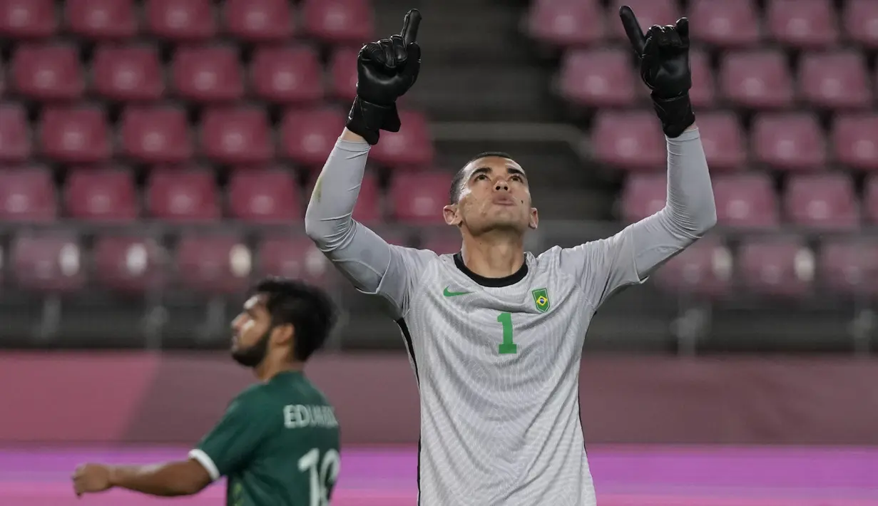 Penjaga gawang Brasil, Santos berhasil hentikan tendangan dari Eduardo Aguirre saat Skuat Selecao unggul di tendangan pertama lewat Dani Alves. Meksiko kembali gagal mencetak gol ketika tendangan Johan Vasquez membentur tiang gawang. (Foto: AP/Fernando Vergara)