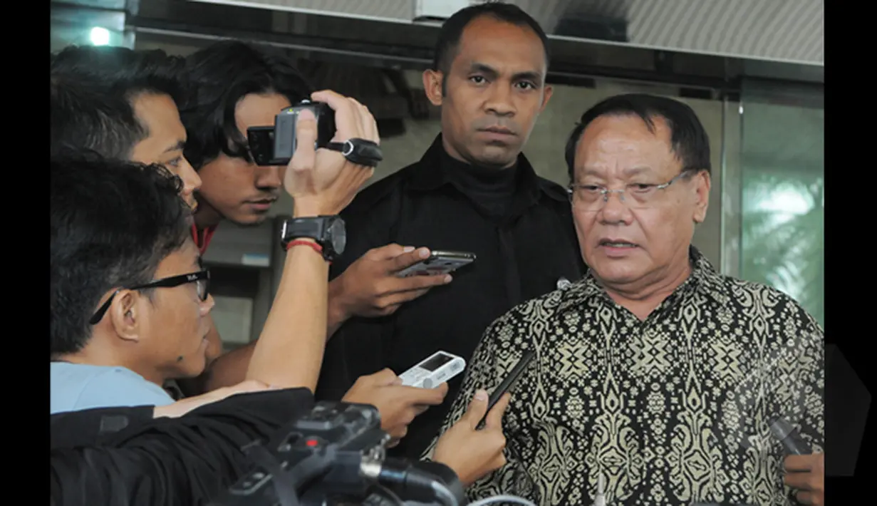 Endriartono Sutarto memberikan keterangan pada wartawan di Gedung KPK, Jakarta, Kamis (12/2/2015). Kedatangannya memberi dukungan moril ke KPK dan meminta Presiden Jokowi segera memutuskan konflik antara KPK-Polri. (Liputan6.com/Herman Zakharia)