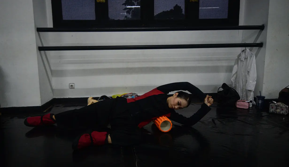 Seorang anggota Ballet Sumber Cipta saat latihan jelang pertunjukan balet virtual To Live To Love To Dance, Jakarta, Minggu (25/7/2020). Di tengah pandemi COVID-19, Ballet Sumber Cipta akan tampil dalam pertunjukan balet virtual pertama mereka pada 26 Juli 2020. (Xinhua/Agung Kuncahya B.)