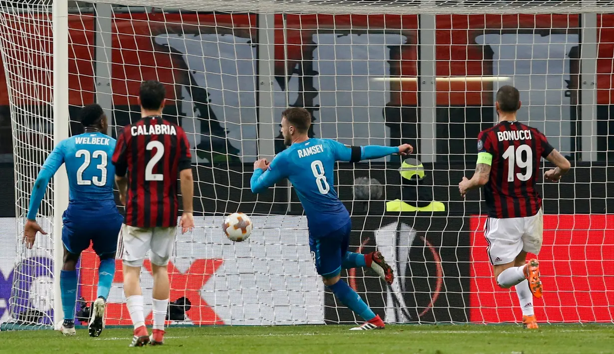 Aaron Ramsey mencetak gol kedua untuk timnya saat melawan AC Milan pada pertandingan Liga Europa leg pertama di stadion San Siro Milan, Italia (8/3). (AP Photo / Antonio Calanni)