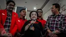 Ketum PDIP Megawati Soekarnoputri memberi keterangan didampingi pasangan Gubernur petahana DKI Jakarta Basuki 'Ahok' Tjahaja Purnama-Djarot Saiful Hidayat sebelum berangkat menuju KPUD DKI, di DPP PDIP, Jakarta, Rabu (21/9). (Liputan6.com/Faizal Fanani)