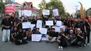 Massa yang tergabung dalam Aliansi Jurnalis Gorontalo membawa sejumlah poster saat menggelar aksi menolak RUU KUHP di Gorontalo, Senin (23/9/2019). Aliansi Jurnalis Gorontalo dengan tegas mengecam dan menolak RUU KUHP. (Liputan6.com/Arfandi Ibrahim)