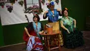 Tiga orang wanita mengenakan pakaian tradisional berkumpul saat mengikuti "Romeria de El Rocio" di Fitero, Spanyol utara (26/5). Prosesi ini merupakan tradisi Katolik kuno yang digelar setiap tahunnya. (AP/Alvaro Barrientos)