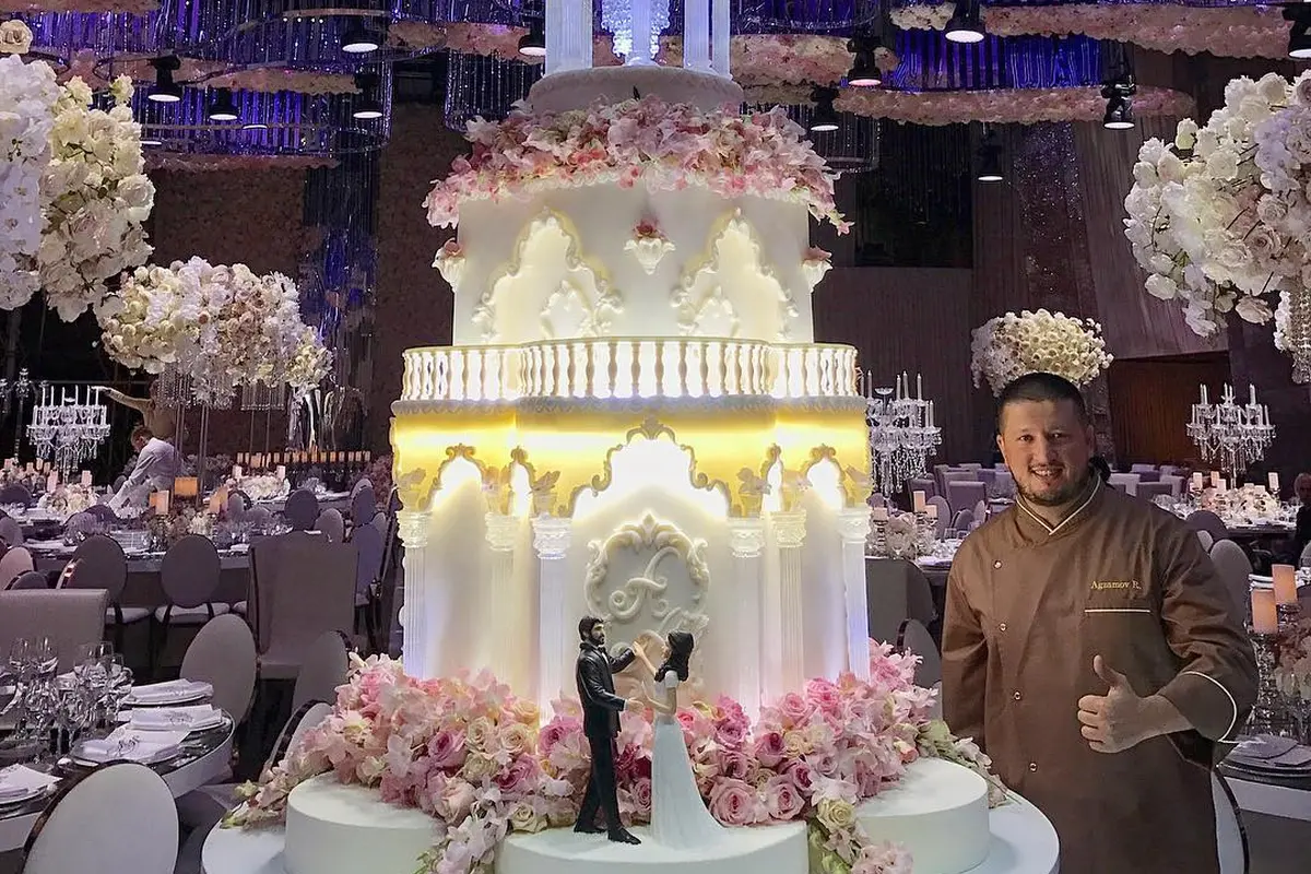 Sulit Dipercaya, 6 Potret Kue Pernikahan Ini Terlihat Megah Bak Istana