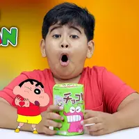 Mencoba Makanan Shinchan (Foto: Kokiku TV)