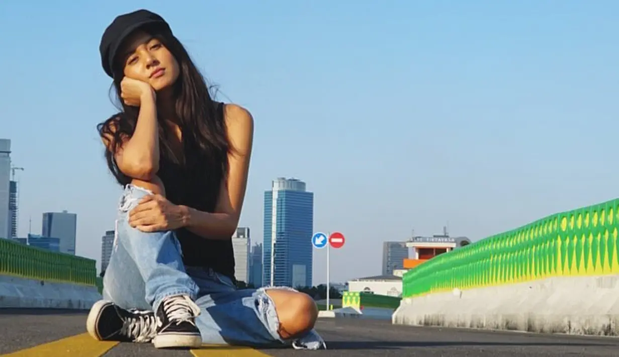 Aurelie Moeremans, merupakan seorang aktris kelahiran tahun 1993. Mengingat profesinya sebagai pekerja seni, tak heran jika Aurelie selalu memerhatikan penampilannya. (Instagram/aurelieowreally)