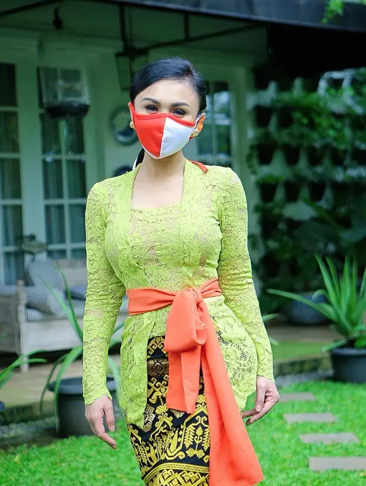 Kebaya bergaya Bali dengan selendang yang diikat pada pinggang (Foto: @yunishara36)