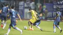 Gelandang Persib, Kim Kurniawan, menahan laju dari penyerang PS Polri, James Koko Lomell. (Bola.com/Vitalis Yogi Trisna)