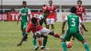 Striker Persija Jakarta, Greg Nwokolo, berusaha melewati gelandang PS TNI, Manahati Lestusen, pada laga Torabika Soccer Championship 2016 di Stadion Pakansari, Bogor, Jumat (15/10/2016). Persija menang 2-1 atas PS TNI. (Bola.com/Vitalis Yogi Trisna)