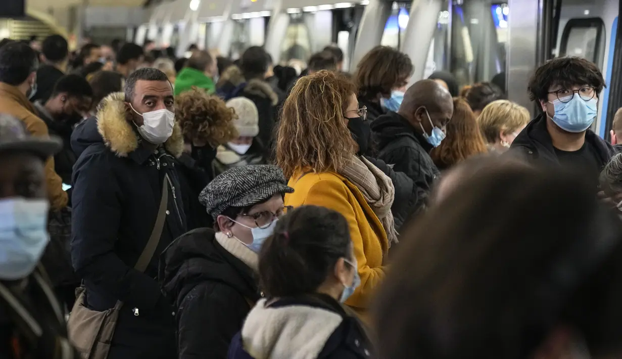 Para penumpang menunggu untuk naik kereta bawah tanah di stasiun metro Gare Saint Lazare di Paris, 18 Februari 2022. Pemogokan besar-besaran pekerja angkutan umum Paris yang menuntut kenaikan gaji melumpuhkan sebagian besar jaringan metro Paris dan jaringan kereta api kota. (AP Photo/Michel Euler)