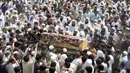 Seorang saksi mengatakan bahwa lebih dari 500 orang menghadiri acara ketika ledakan terjadi. (AP Photo/Mohammad Sajjad)