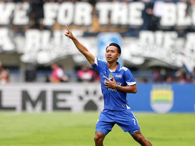 Pemain Persib Bandung, Beckham Putra merayakan gol pertama timnya ke gawang Persija Jakarta dalam laga lanjutan BRI Super League 2025/2026 di Stadion Gelora Bandung Lautan Api, Bandung, Minggu (11/01/2026). (Bola.com/Abdul Aziz)