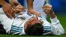 Cristiano Ronaldo terlihat kesakitan setelah mencetak gol ke gawang Deportivo de la Coruna pada lanjutan La Liga Spanyol di stadion Santiago Bernabeu di Madrid (21/1). insiden terjadi saat Ronaldo mencetak gol keduanya. (AFP Photo/Oscaro Del Pozo)