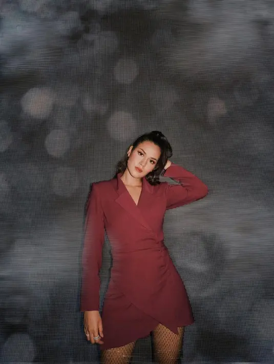 <p>Bagaimana dengan mini blazer dress berwarna maroon yang satu ini? Tampilan workwear yang simpel dan tentu saja menarik untuk ditiru. Foto: Instagram.</p>