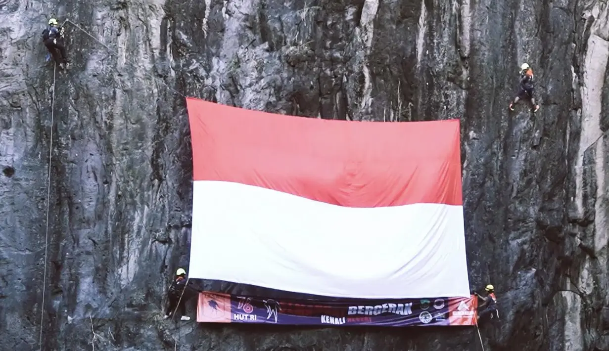 Pengibaran bendera di Tebing Batu Lawang, Majalengka