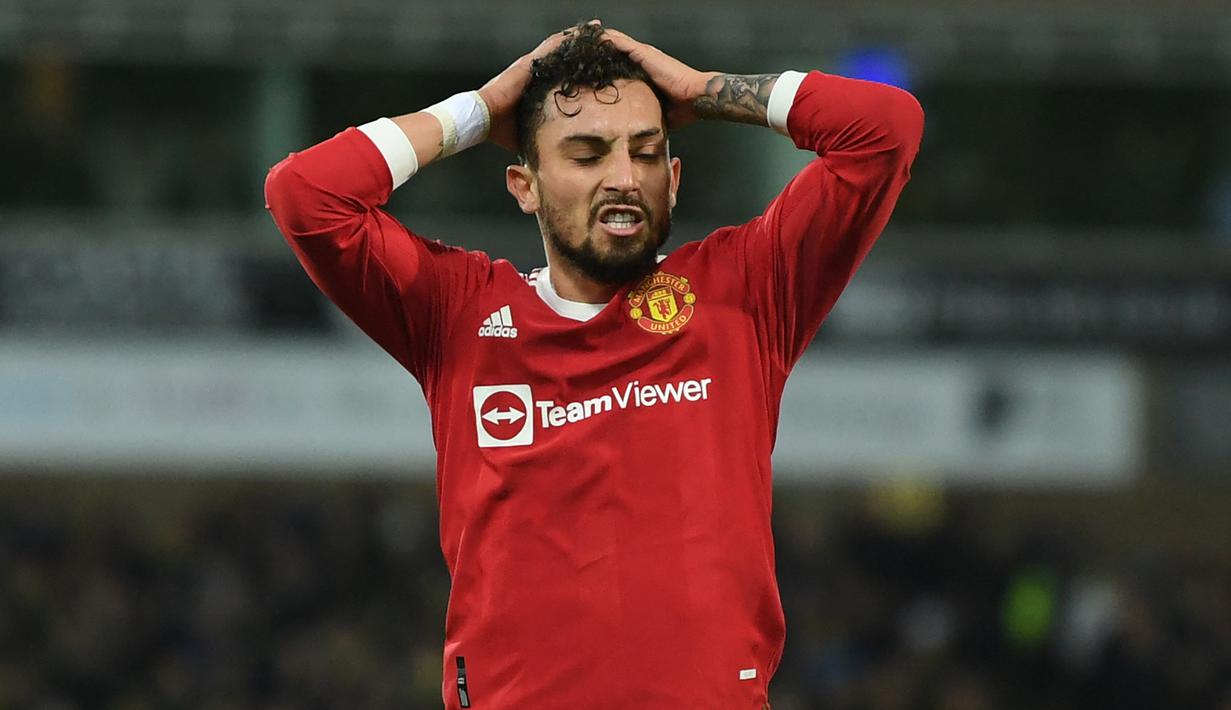 <p>Alex Telles. Bek kiri Brasil berusia 29 tahun ini dilepas FC Porto ke Manchester United pada awal musim 2020/2021 dengan nilai 15,4 juta pound. Memasuki musim keduanya bersama Setan Merah, ia telah tampil 36 laga di semua ajang dengan torehan 1 gol dan 5 assist. (AFP/Daniel Leal)</p>
