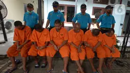 Para tersangka mengikuti pemusnahan barang bukti narkotika di Lapangan Parkir Badan Narkotika Nasional (BNN), Jakarta, Jumat (20/12/2019). BNN memusnahkan sebanyak 1.648.744 butir PCC, 56.921 gram serbuk PCC , 2.015 butir ekstasi dan 57.882.06 gram ganja. (merdeka.com/Imam Buhori)