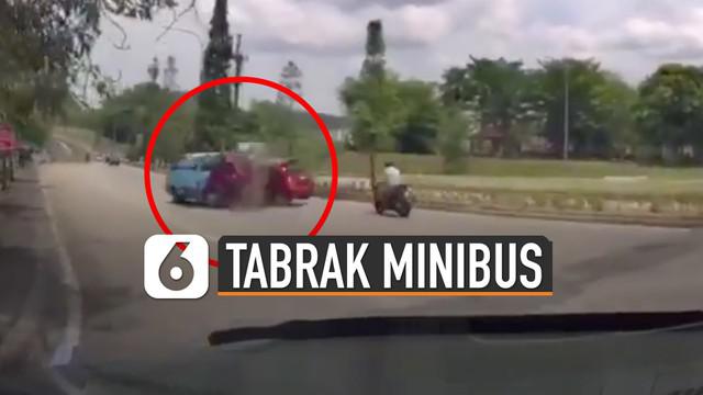Pemobil lain sempat merekam pemobil oranye yang ugal-ugalan sebelum kecelakaan.