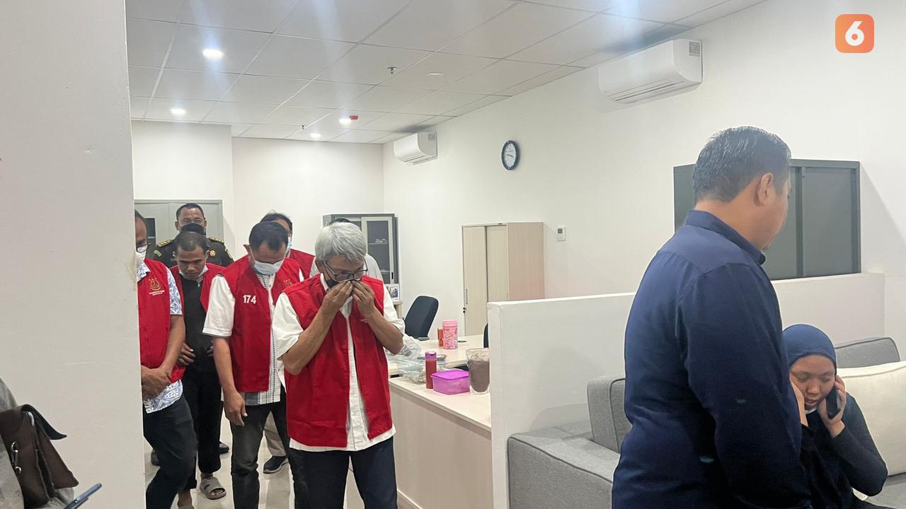 Tersangka korupsi pengadaan Alkes RSIA Fatimah Sulsel (Liputan6.com/Eka Hakim)