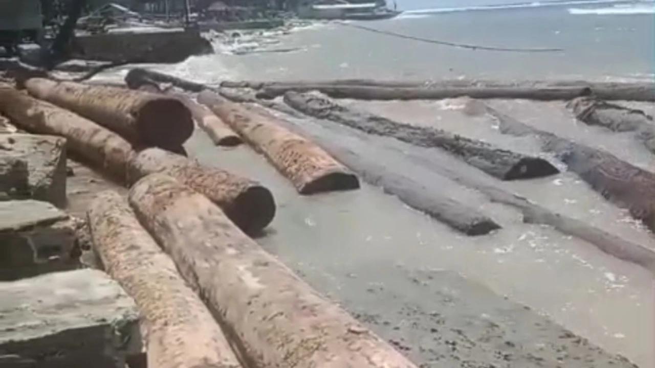 Viral Video Kapal Tongkang Muatan Kayu Asal Sumatra Barat Karam di Lampung, Begini Keterangan Polisi