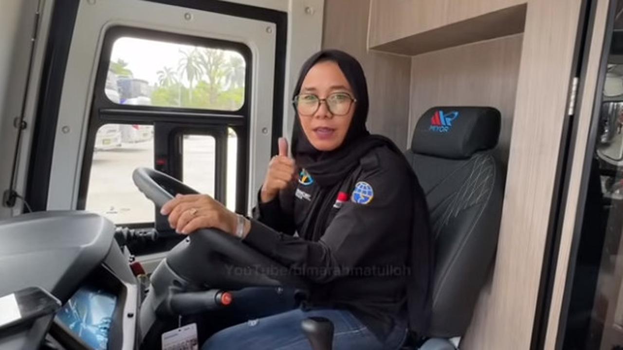 Gesit dan Lincah, Potret Sopir Bos Cantik Lintas Sumatera Taklukan Jalanan Terjal
