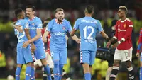 Para pemain Atletico Madrid merayakan kemenangan atas Manchester United pertandingan leg kedua babak 16 besar Liga Champions di Old Trafford, Inggris, Rabu (16/3/2022). Atletico Madrid menang atas MU 1-0. (AP Photo/Dave Thompson)
