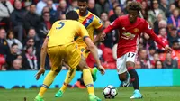 Gelandang Manchester United, Angel Gomes, berusaha melewati bek Crystal Palace, James Tomkins, pada laga Premier League di Stadion Old Trafford, Inggris, Minggu (21/5/2017). MU menang 2-0 atas Palace. (EPA/Tim Keeton)