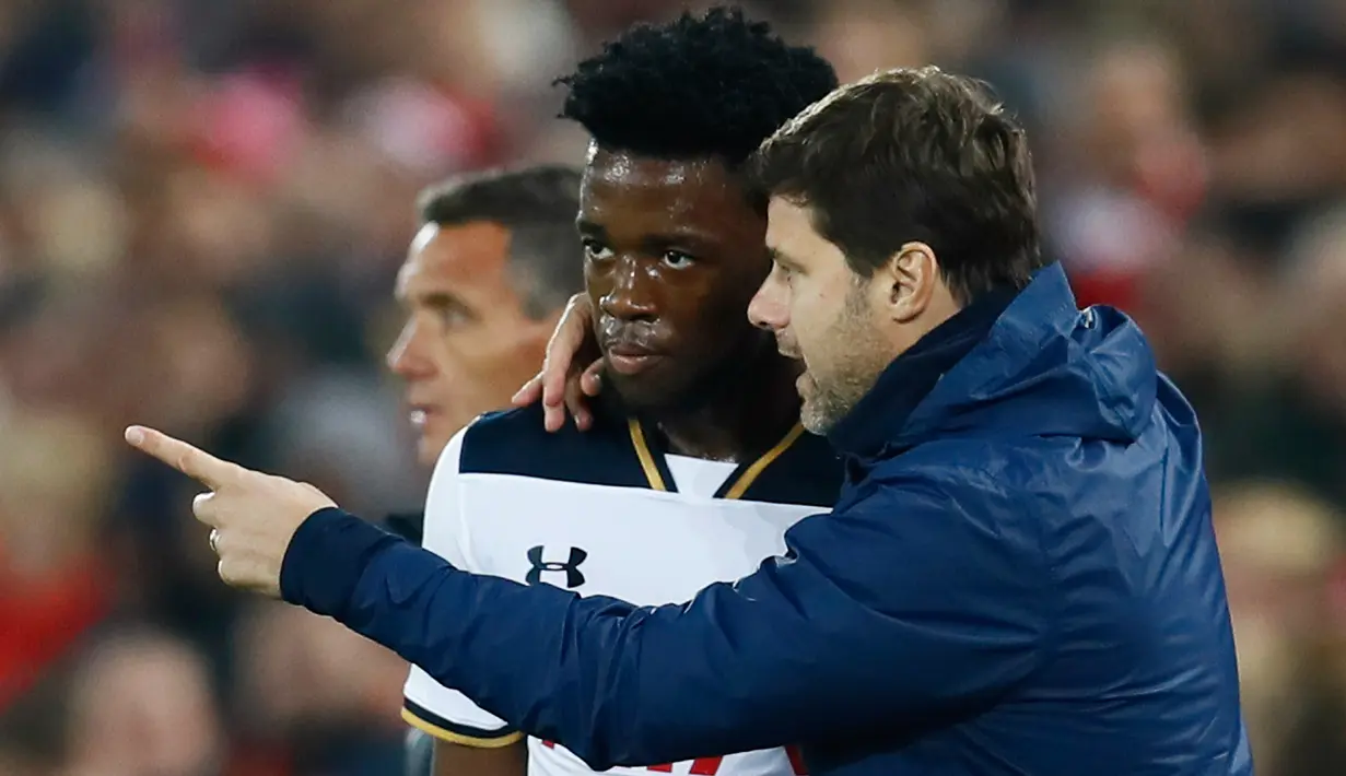 Pelatih Tottenham Hotspur, Mauricio Pochettino memberi instruksi pemainya, Josh Onomah saat pertandingan Piala Liga Inggris, Liverpool, Inggris (25/10). Hotspur harus menerima kekalahannya dengan skor 2-1 atas Liverpool. (Reuters/Phil Noble)
