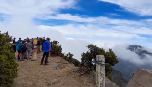 Gunung Pangrango dilihat dari puncak Gunung Gede. (Liputan6.com/Yacob Billiocta)