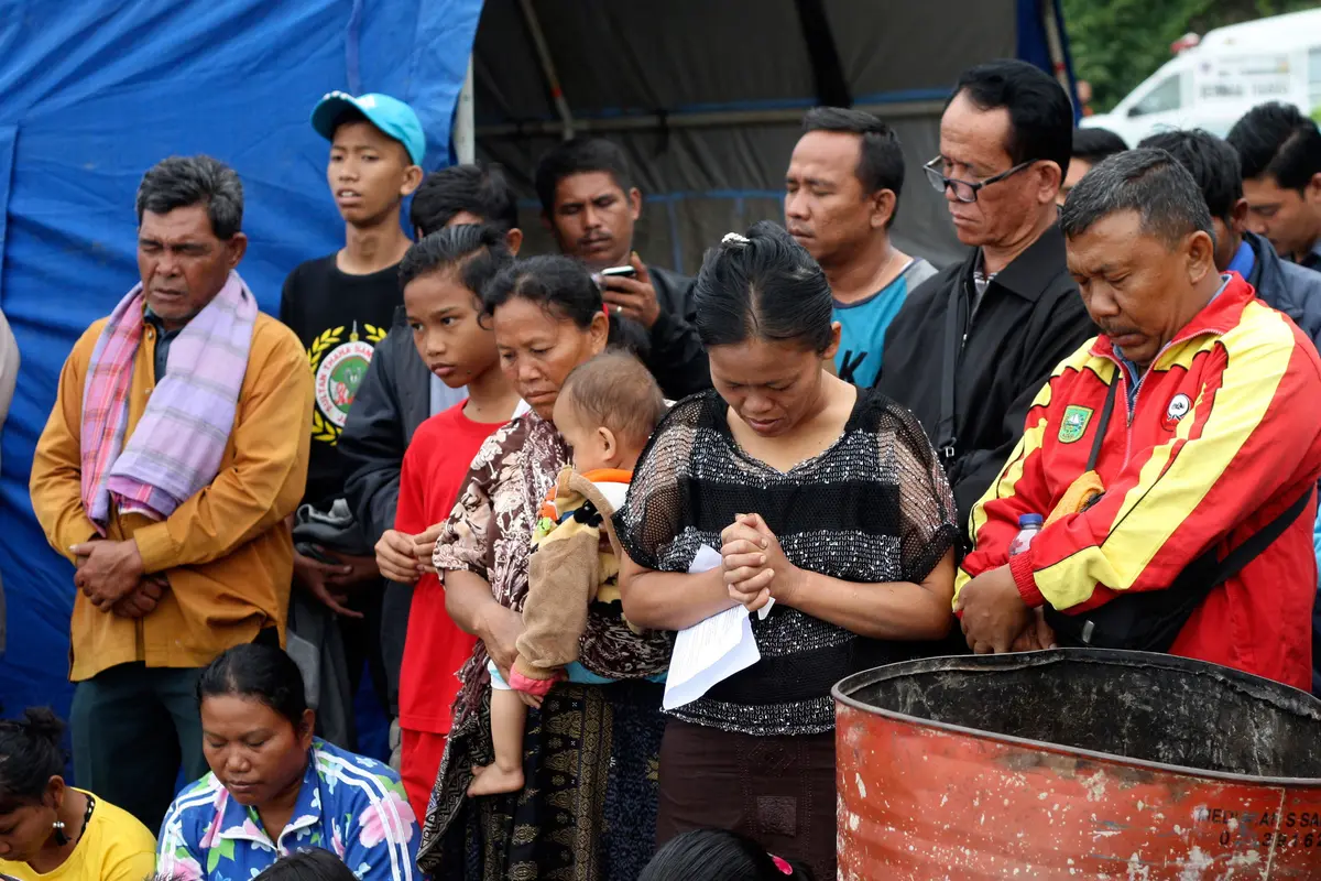 Doa Keluarga Korban Kapal Tenggelam di Danau Toba