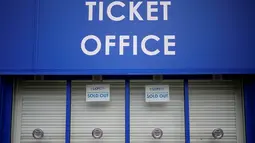 Loket tiket dengan tanda sold out untuk pertandingan Leicester City di Stadion King Power, Leicester, (24/4/2016). Leicester City meraih titel juara Liga Inggris ssetelah pesaingnya Tottenham Hotspur imbang 2-2 lawan Chelsea. (Reuters/Darren Staples)